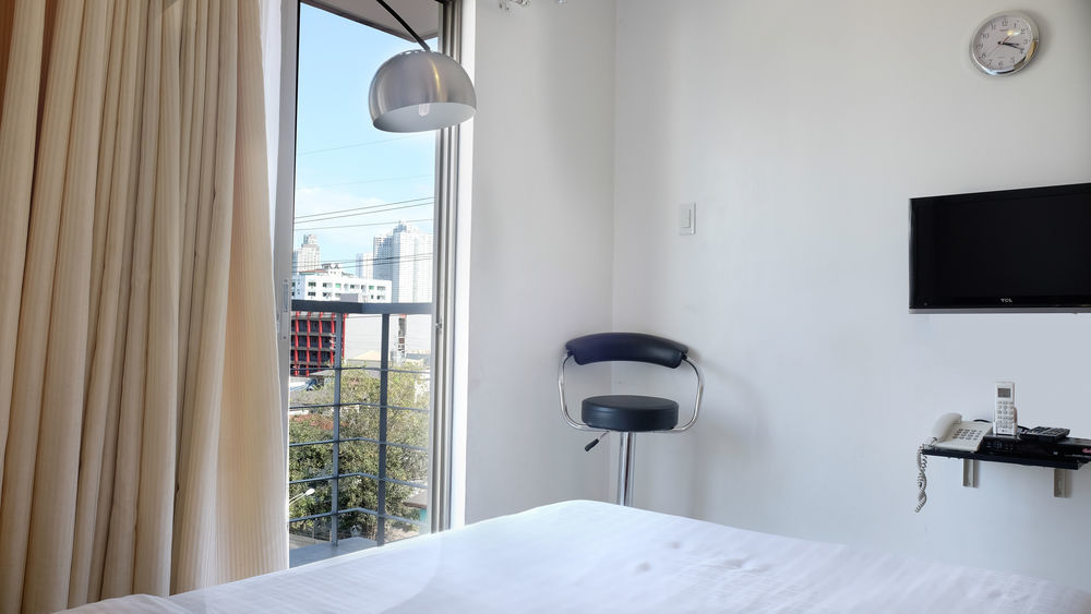Oyo 893 Dian Suites Makati Manila Kültér fotó