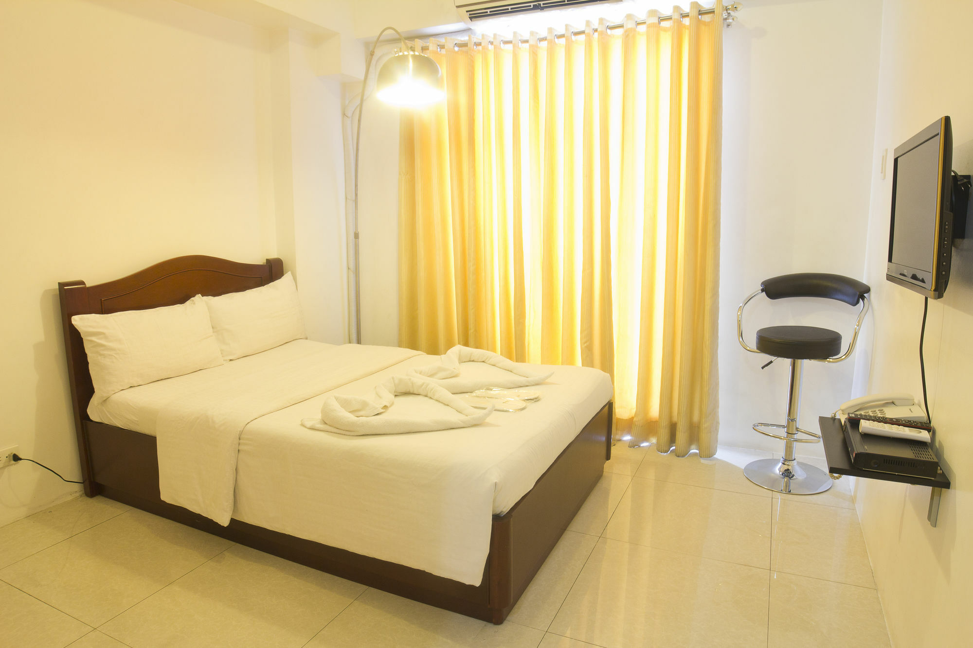Oyo 893 Dian Suites Makati Manila Kültér fotó