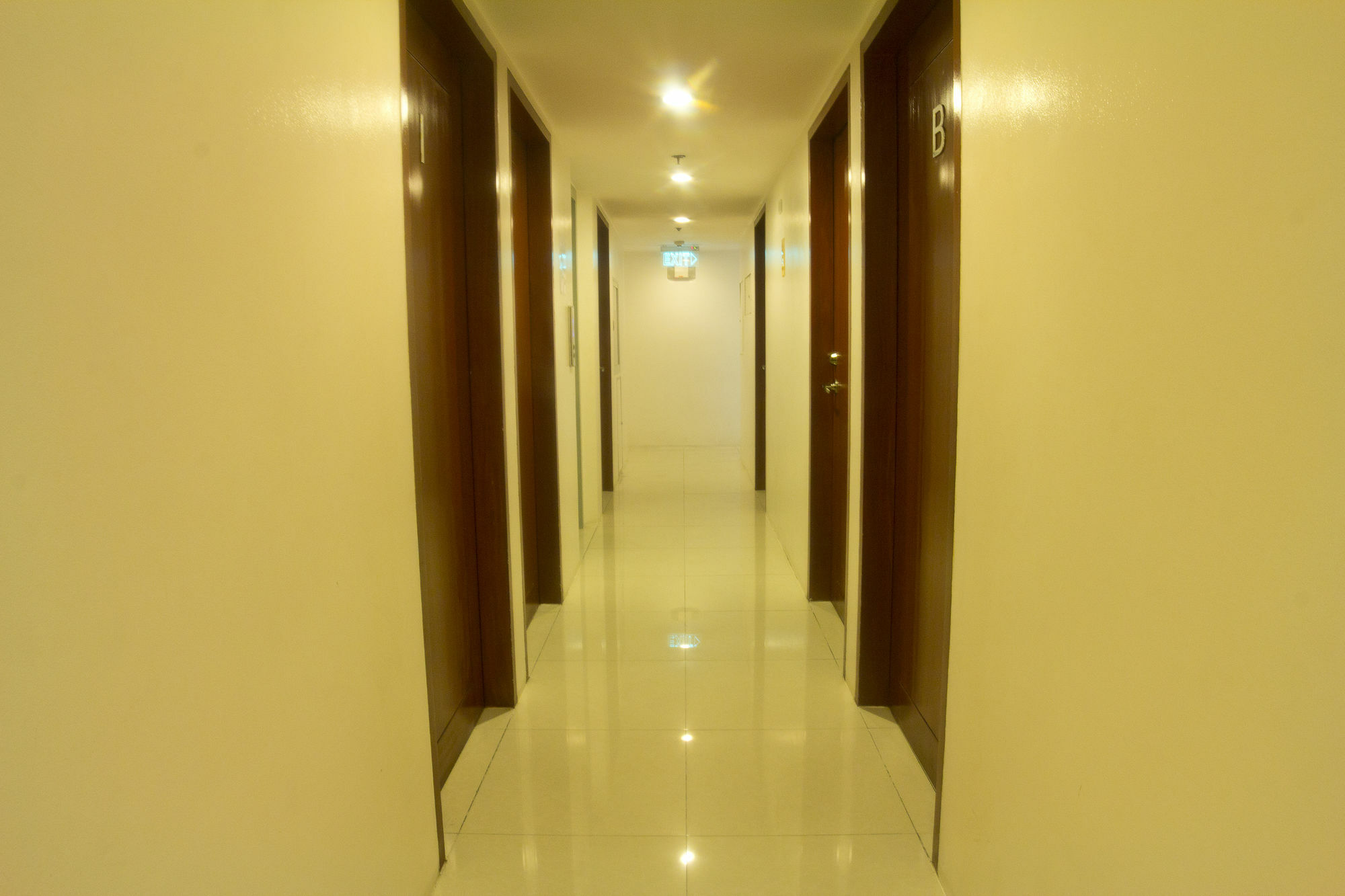 Oyo 893 Dian Suites Makati Manila Kültér fotó