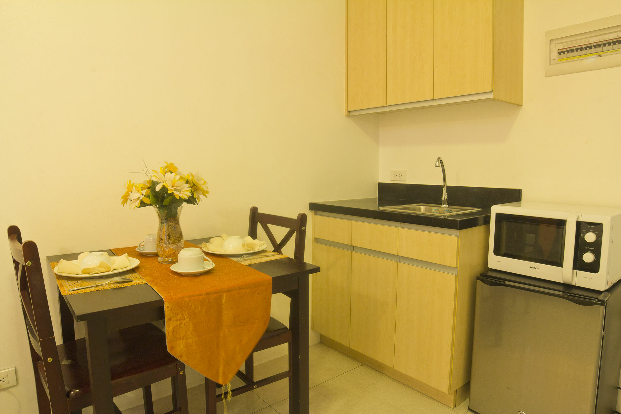 Oyo 893 Dian Suites Makati Manila Kültér fotó